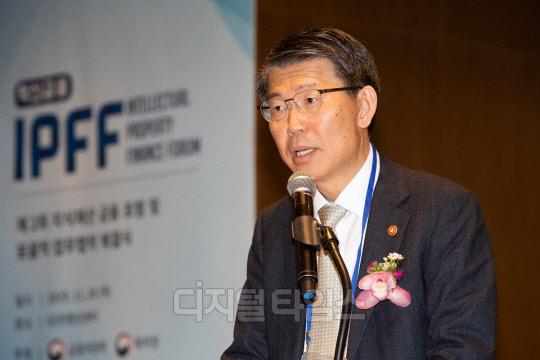 은성수 금융위원장이 28일 서울 여의도 63컨벤션센터에서 열린 제2회 지식재산 금융포럼에서 축사를 하고 있다. 금융위원회 제공